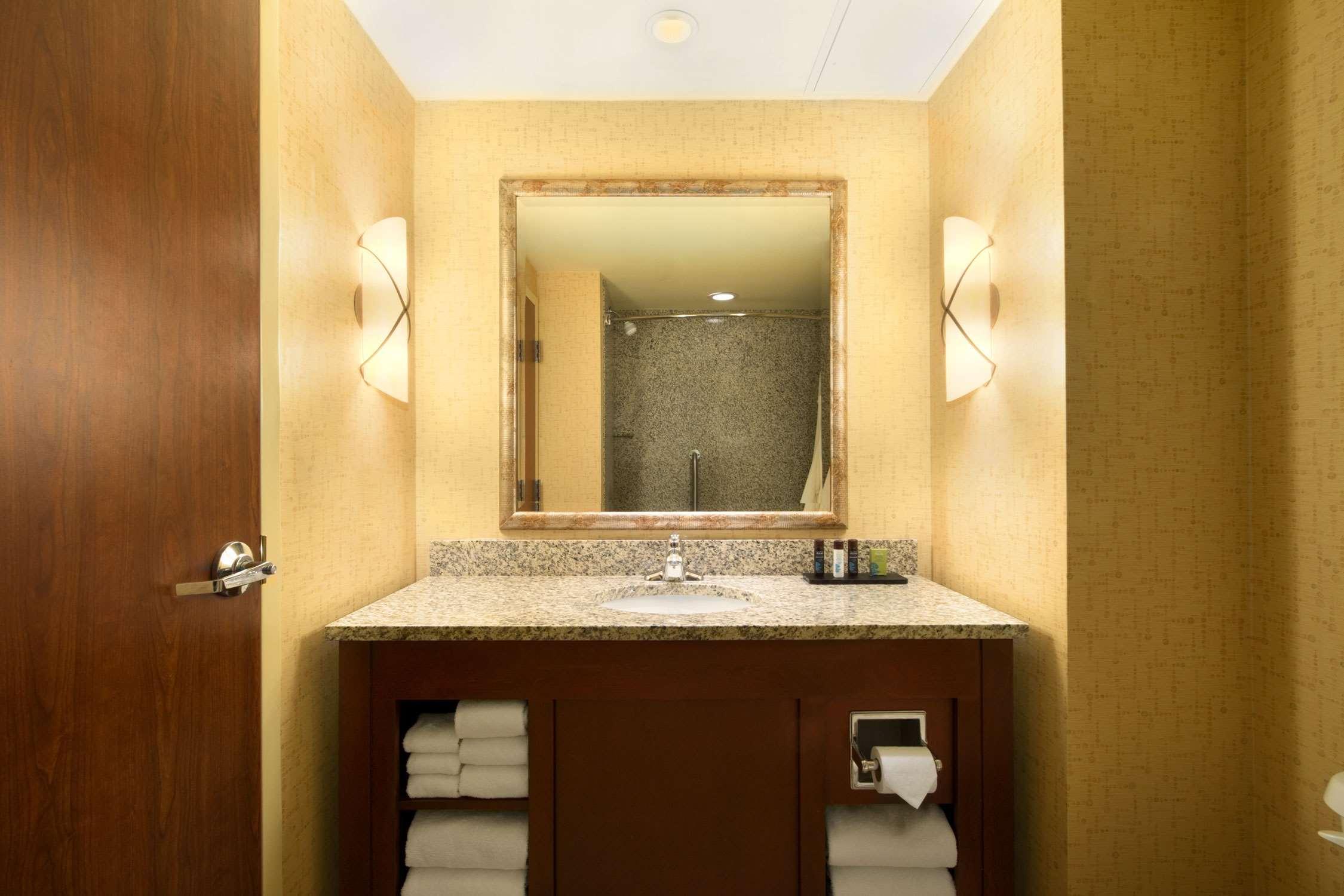 Embassy Suites By Hilton Norman Hotel & Conference Center Phòng bức ảnh